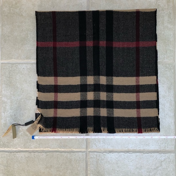 NWT BURBERRY WOOL SCARF